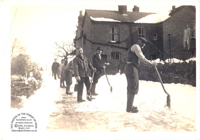 Image: The snow of 1947 at Brockhollands Road, Pastors Hill, Bream (40k)