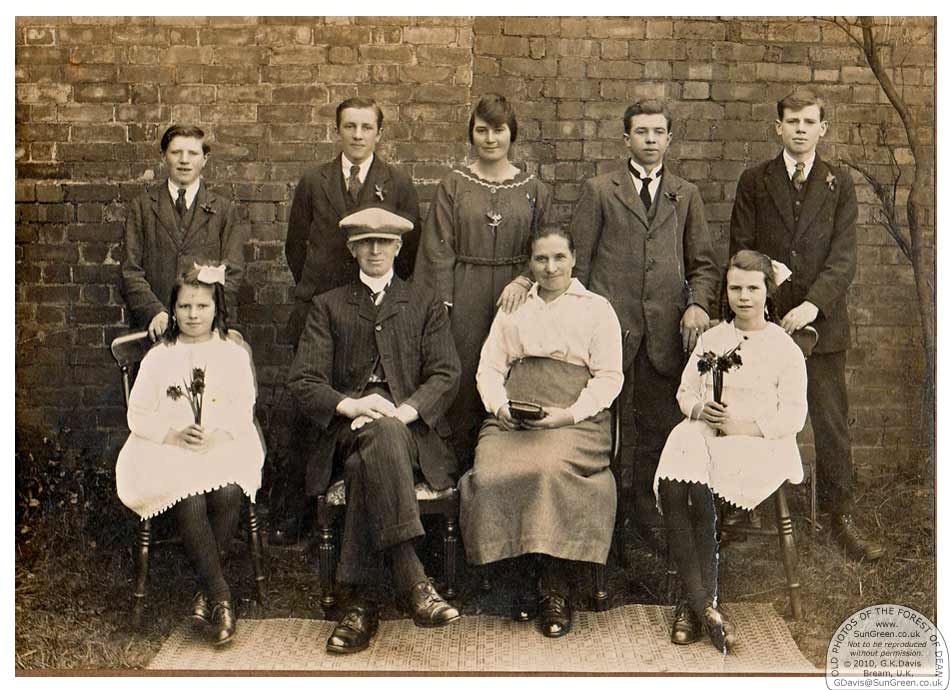 Lewis family, Saunders Green