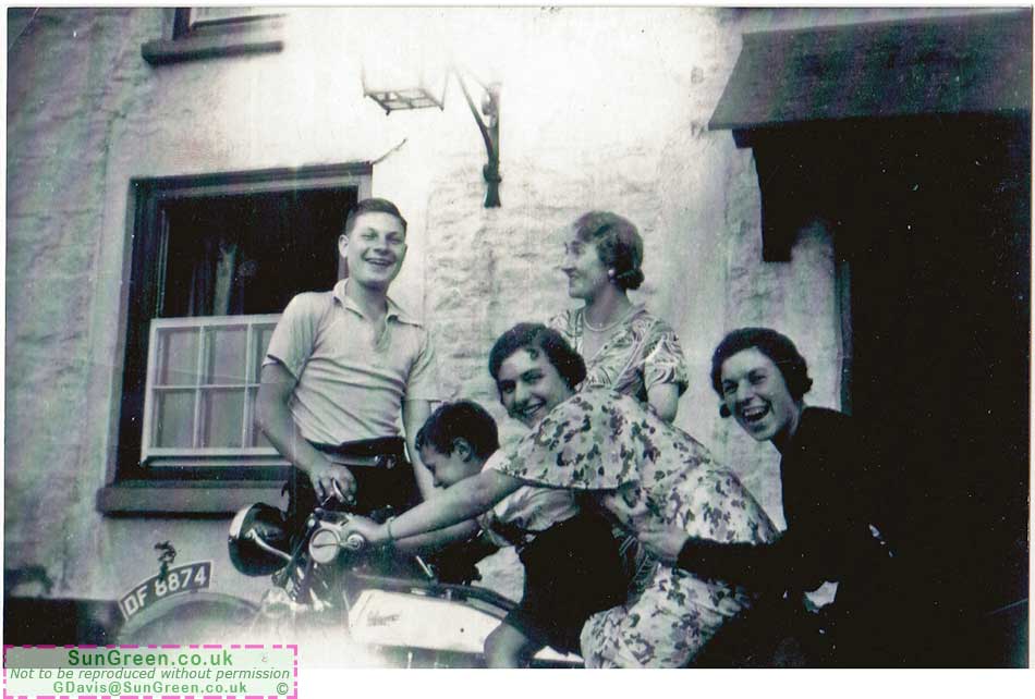 A photo showing Gladys Edith Brown - but who else is in the photo?