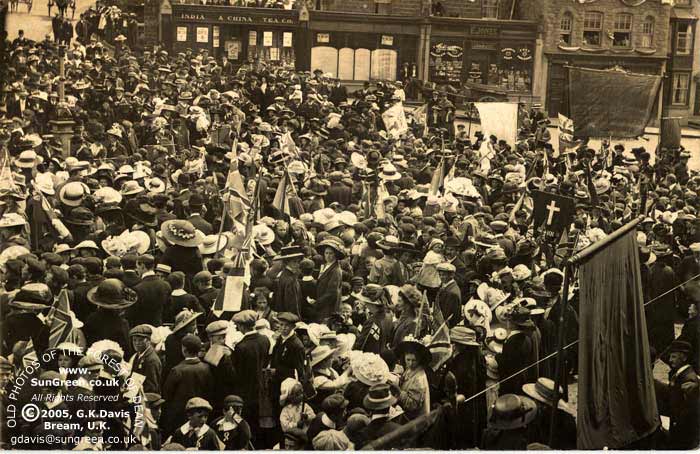 Coleford crowd (73k)