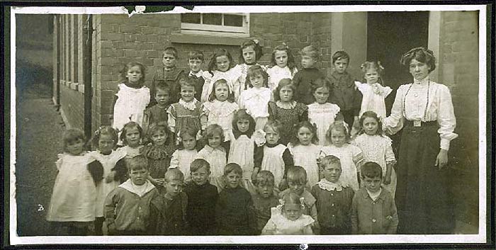 Image: Lydbrook School - early 1900s (56k)