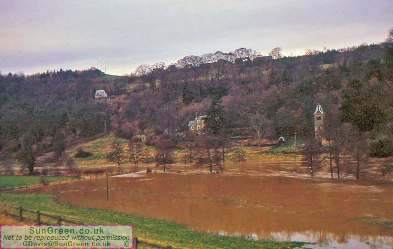 A photo of the river Wye in flood near Lydbrook lookiing downstream