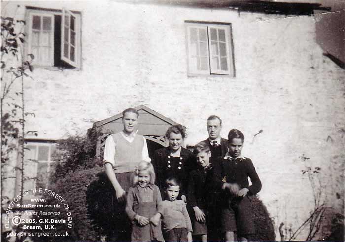 The Dunns at No 3 Primrose Hill in 1948  (36k)