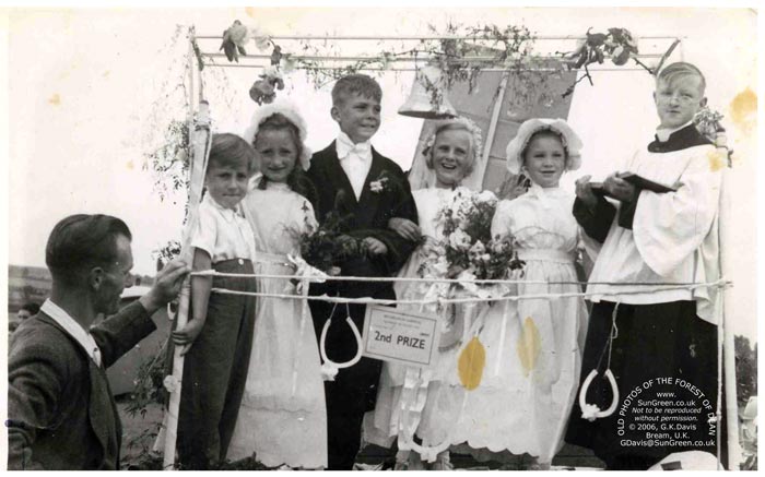 Image: Mitcheldean Carnival 1951 (55k)