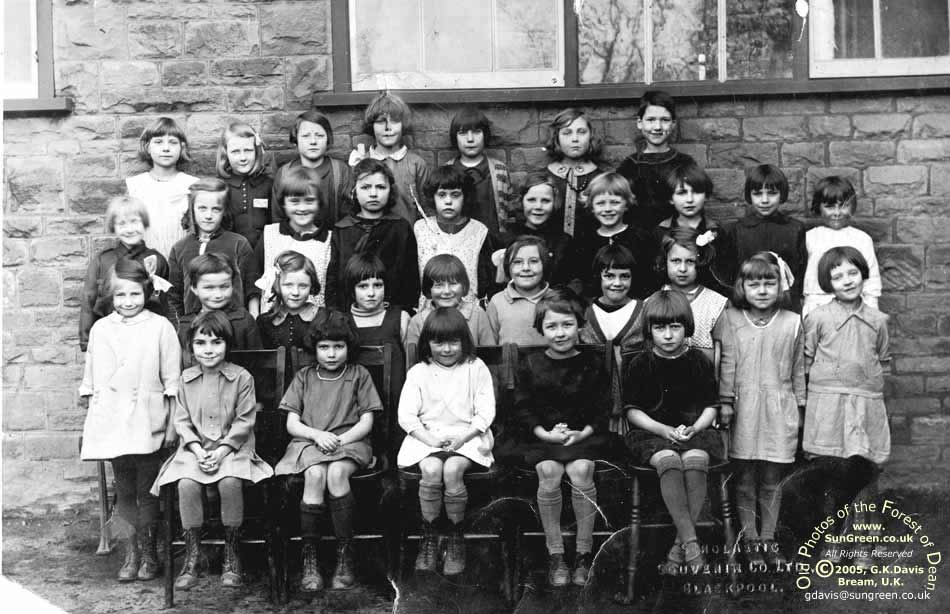 Bream School-  Girls 1930/31 (76k)