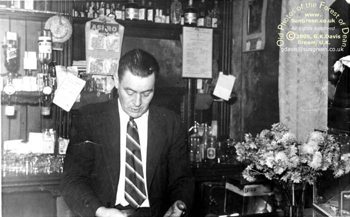 Clarence Handcocks at the Rising Sun (37k)