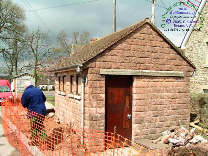 Image : Bream Public Conveniences (66k)