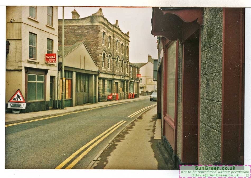 A photo of Lydney High St showing Letheren's Garage and other buildings.