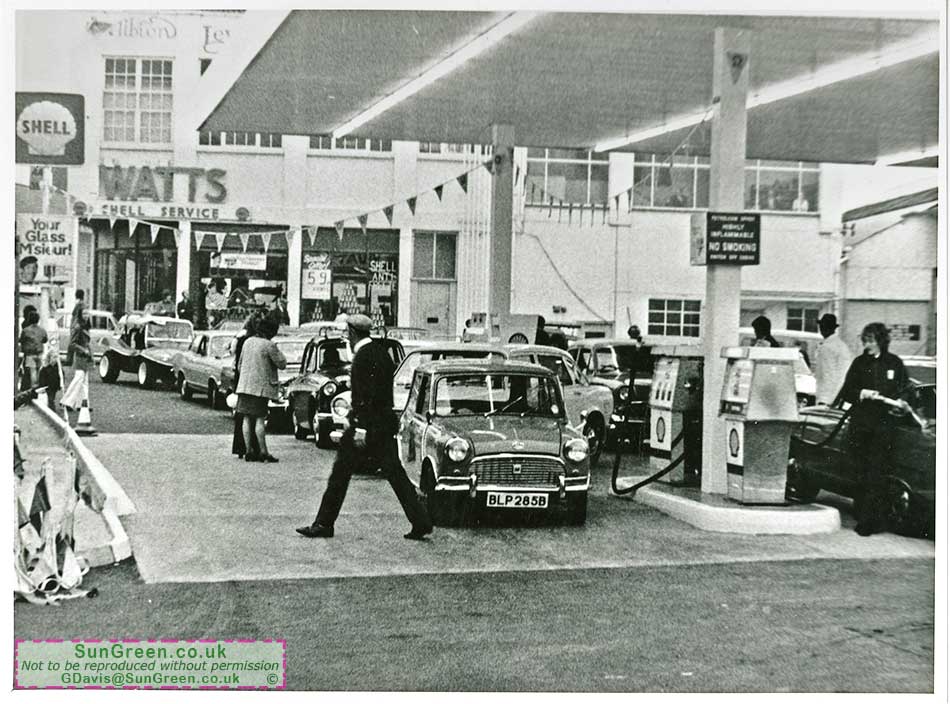 An ols photo of cars on Watts forecourt, Lydney